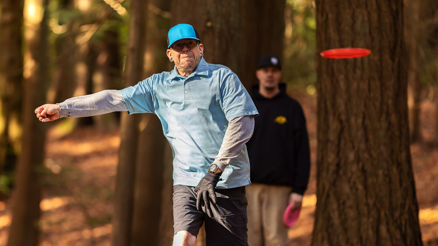 Mann kaster discgolf