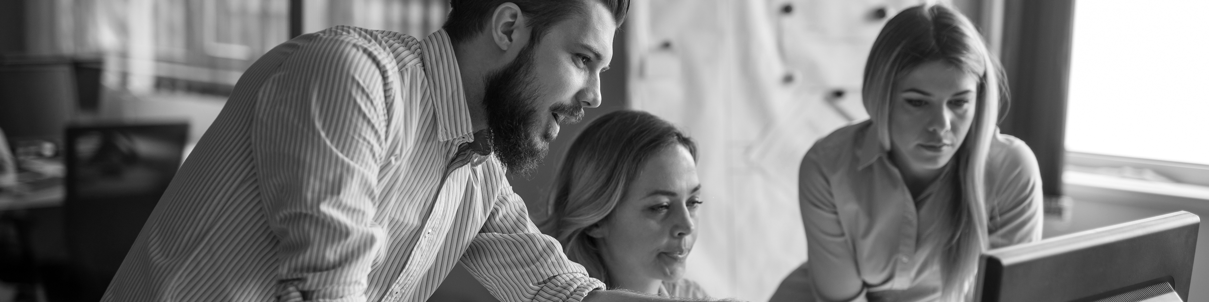 Gruppe ser på en datamaskin